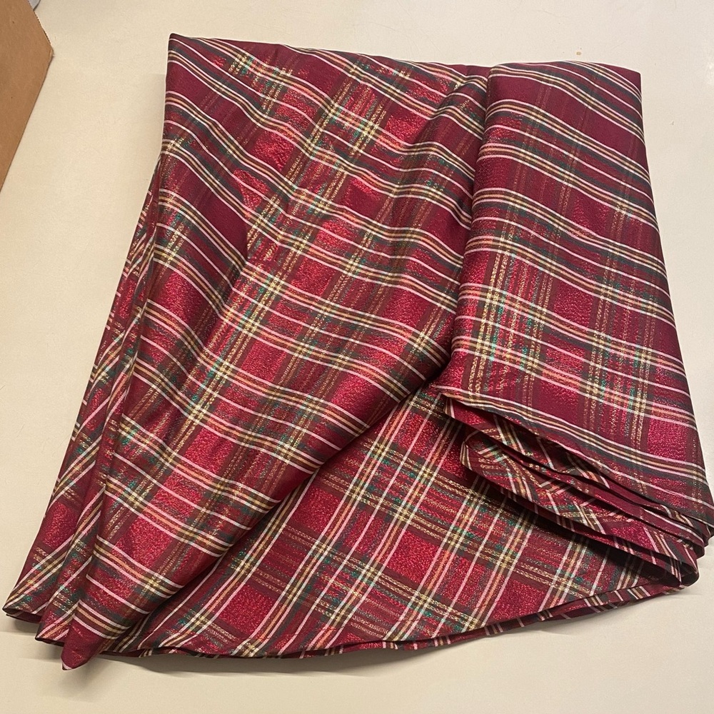 Christmas plaid round 70" table cloth . Great for decor...very festive - Picture 4 of 7